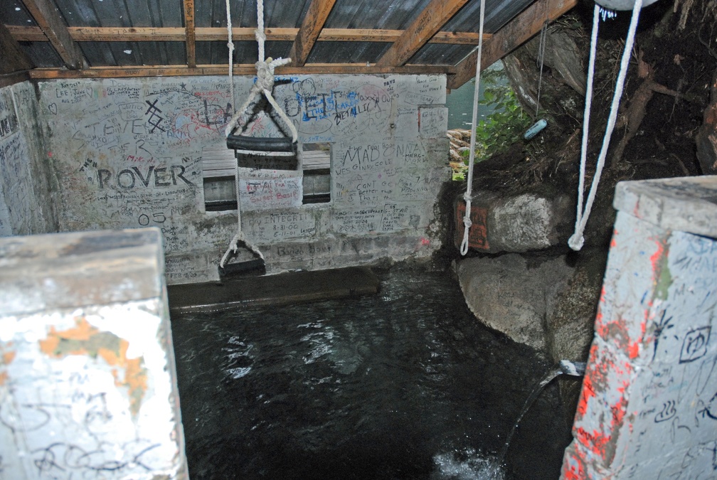 Inside the shelter over the hot springs